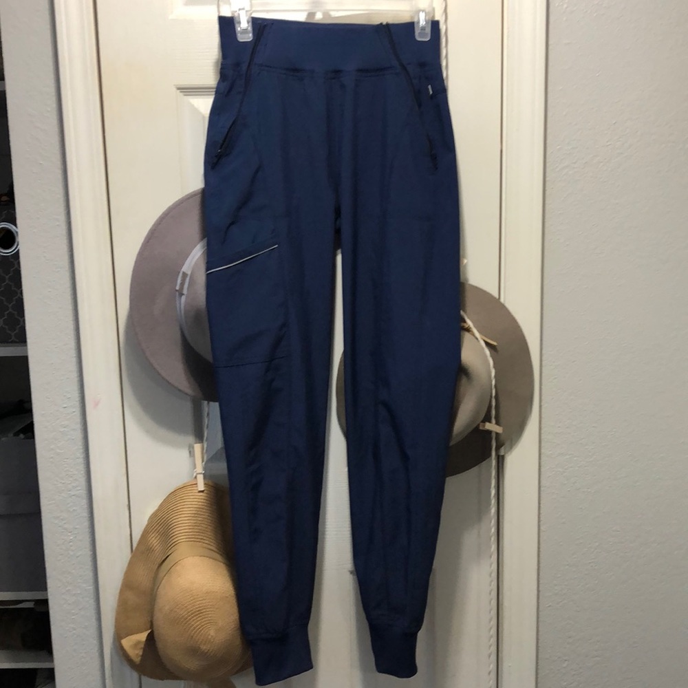 Xs navy jogger scrubs! Great shape! Super comfy! I don’t wear navy any longer!